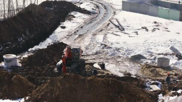 Construtores usando uma escavadeira construir um sistema de esgoto para o edifício do apartamento. Timelapse stock footage vídeo — Vídeo de Stock