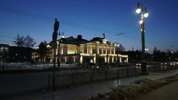 Omsk State Academic Drama Theater y el Museo Regional de Bellas Artes de Omsk llevan el nombre de MA Vrubel. Ciudad nocturna Omsk. Timelapse material de archivo de vídeo — Vídeos de Stock