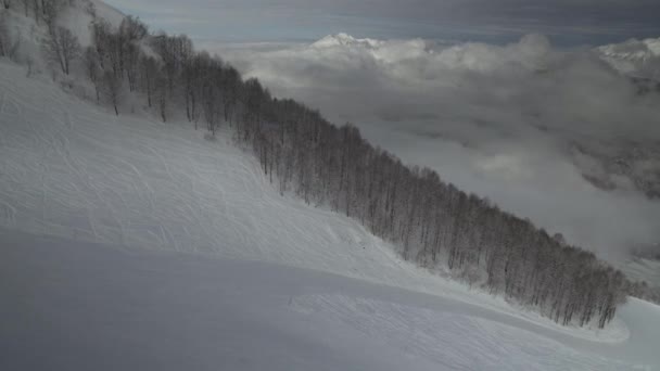 Piste da sci sul versante nord Aibga Ridge Caucaso occidentale in tutte le stagioni località Gorky Gorod stock footage video — Video Stock