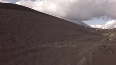 Eski lav alanlar eteklerinde volkanlar Tolbachik stok görüntüleri video
