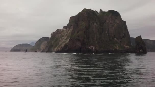 La costa sureste de la península de Kamchatka está bañada por las aguas del Océano Pacífico. — Vídeo de stock