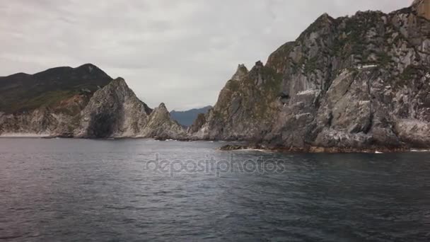 Costa sudeste de la península de Kamchatka en la parte suroeste del Golfo de Avacha del océano Pacífico material de archivo de vídeo — Vídeos de Stock