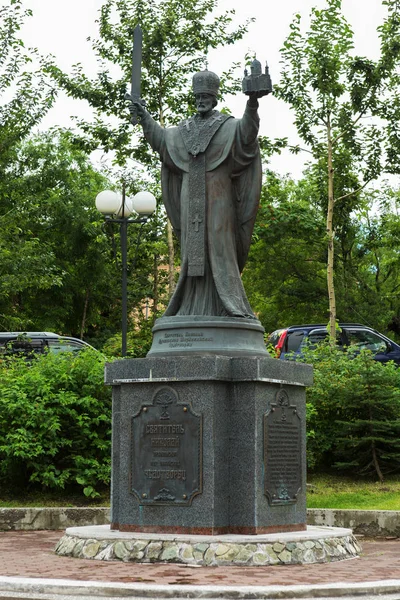 Памятник святому покровителю Святителя Николая Чудотворца в городе Петропавловск-Камчатский . — стоковое фото