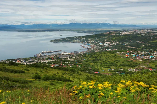 Bahía de Avacha y Petropavlovsk-Kamchatsky desde las colinas de Mishennaya — Foto de Stock