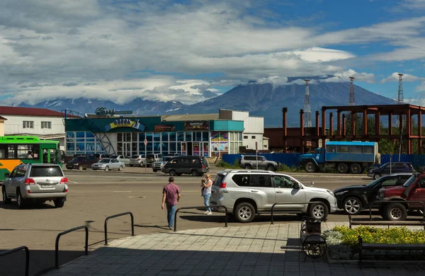 Cidade de Petropavlovsk-Kamchatsky contra o pano de fundo do Koryakskaya Sopka — Fotografia de Stock