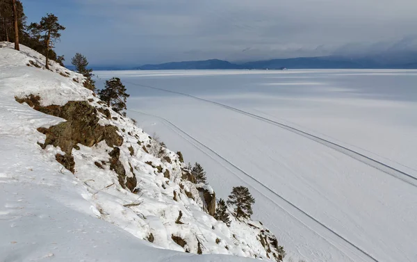 Weg op het ijs van winter het Baikalmeer — Stockfoto