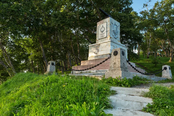Памятник в честь 3-й батареи под командованием А.Максутова, героически сражавшегося в августе 1854 года с англо-французскими захватчиками . — стоковое фото