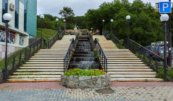 Vízesés a lépcsőn, a város a Petropavlovszk-Kamcsatszkij. — Stock Fotó