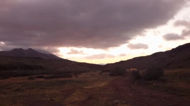 Estratovulcão Vilyuchinsky ao amanhecer. Vista de brookvalley Spokoyny no sopé da encosta nordeste exterior do vulcão caldeira Gorely. Timelapse stock footage vídeo — Vídeo de Stock