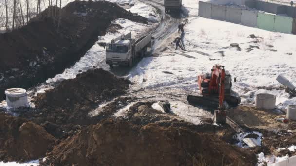Los constructores que utilizan una excavadora construyen un sistema de alcantarillado para el edificio de apartamentos. Timelapse material de archivo de vídeo — Vídeo de stock