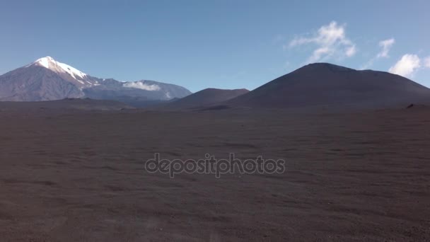 Viejos campos de lava y volcanes Tolbachik imágenes de archivo de vídeo — Vídeos de Stock