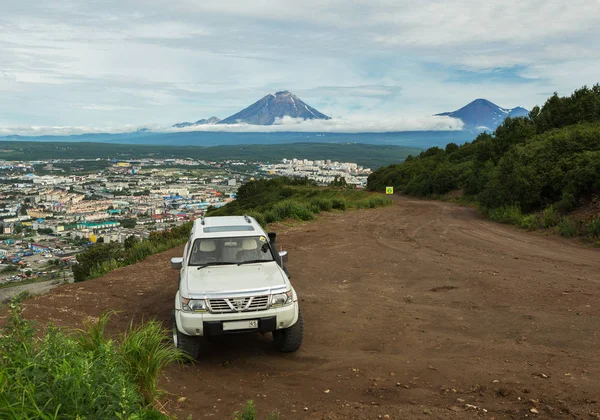 Poderoso SUV no topo das colinas de Mishennaya — Fotografia de Stock