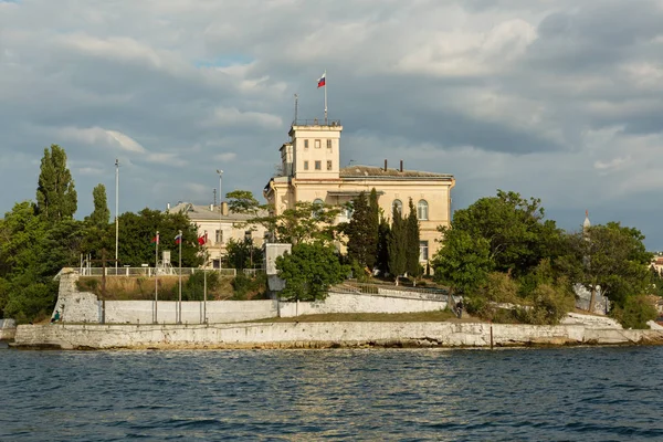 Sevastopol 2016年6月9日 セヴァストポリ南湾のパブロフスキー岬のピロゴフにちなんで名付けられた黒海艦隊病院の提督建物 — ストック写真