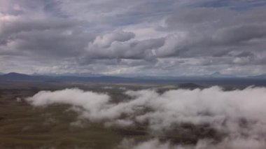 Kronotsky doğa rezerv Kamçatka Yarımadası üzerinde. Helikopter stok görüntüleri video görüntüleyin