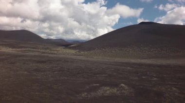 Eski lav alanlar eteklerinde volkanlar Tolbachik stok görüntüleri video