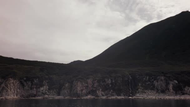 Wasserfall in der Russkaja-Bucht am südwestlichen Teil des Awaka-Golfes des Pazifischen Ozeans Archivmaterial Video — Stockvideo