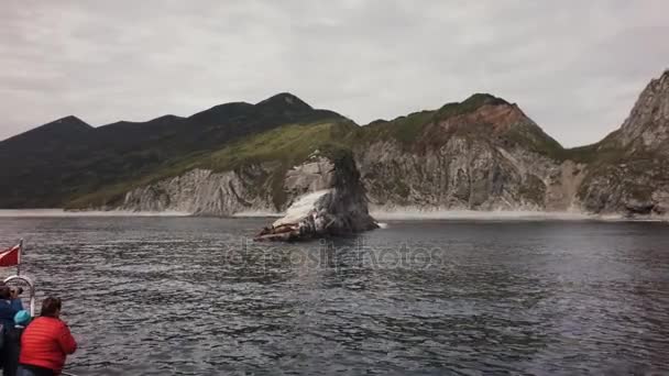 Toeristen fotograferen Rookery van stellers zeeleeuwen in de buurt van Roesskaja Bay zuidwestelijke deel van de Avatsja-Golf van de Stille Oceaan stock footage video — Stockvideo