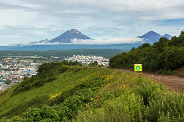 Avachinsky-Koryaksky grupo de volcanes y Petropavlovsk-Kamchatsky de las colinas de Mishennaya —  Fotos de Stock