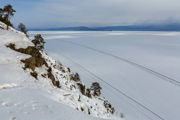 Weg op het ijs van winter het Baikalmeer — Stockfoto