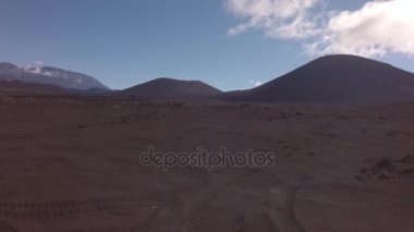 Eski lav alanları ve volkan Tolbachik stok görüntüleri video