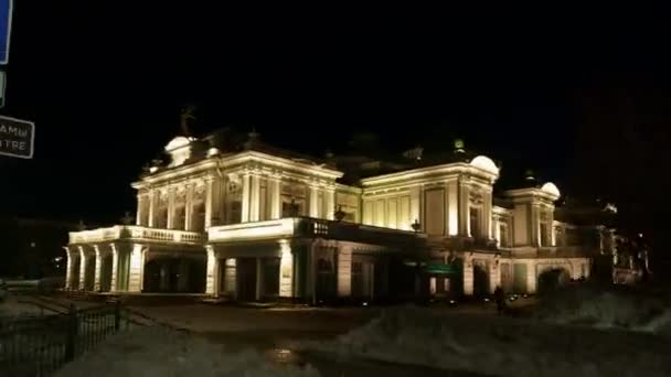 Omsk State Academic Drama Theatre (em inglês). Cidade noturna Omsk. Timelapse stock footage vídeo — Vídeo de Stock