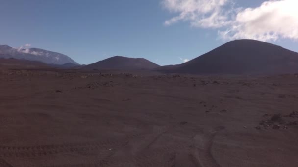 Vieux champs de lave et volcans Tolbachik stock footage video 