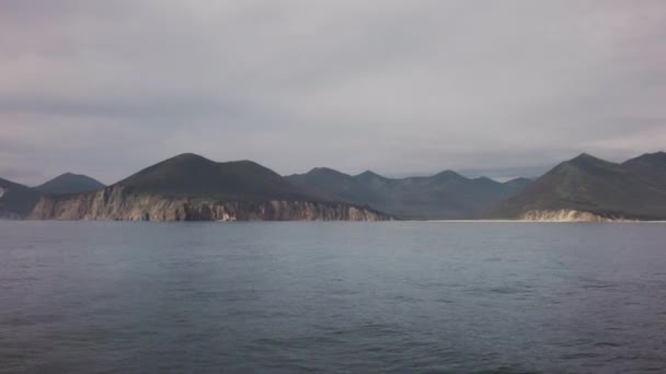 Costa sudeste de la península de Kamchatka en la parte suroeste del Golfo de Avacha del océano Pacífico material de archivo de vídeo — Vídeos de Stock