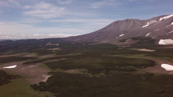 Mutnovsky es un complejo volcán situado en la parte sur. Vista desde el video del material de helicóptero — Vídeos de Stock