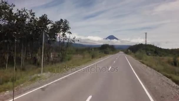 Estrada para Avachinskaya Koryakskaya grupo de vulcões stock footage vídeo — Vídeo de Stock