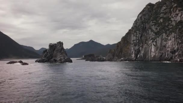 Costa sudeste de la península de Kamchatka en la parte suroeste del Golfo de Avacha del océano Pacífico material de archivo de vídeo — Vídeos de Stock