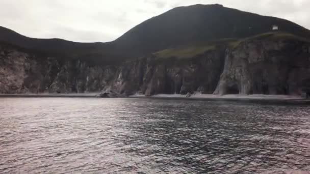 Faro en la bahía Russkaya en la parte suroeste del Golfo de Avacha del Océano Pacífico imágenes de vídeo — Vídeo de stock