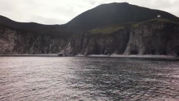 Vuurtoren in de Roesskaja baai in het zuidwesten van Avatsja Golf van de Stille Oceaan stock footage video — Stockvideo