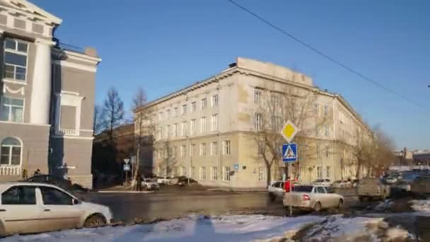 Вечерний город Омск. Улица Партизанская. Видеозапись хронометража акции — стоковое видео