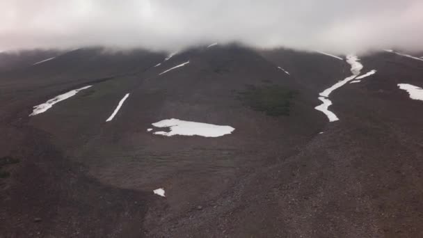 Мутновский - сложный вулкан, расположенный в южной части. Кадр из видео с вертолета — стоковое видео