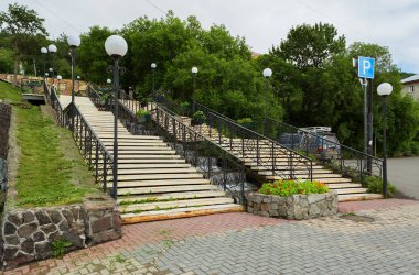 Şehir Petropavlovsk Kamchatsky merdivenlerde şelale.