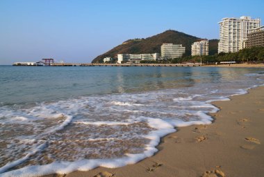 Sevgi Güney Çin Denizi Dadonghai plaj kum tarafından yıkanmış.