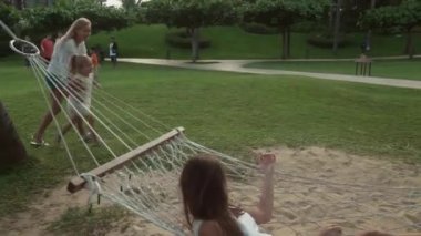 Mutlu anne kızları hamak stok görüntüleri video sallıyor