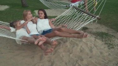 Hamak yavaş hareket hisse senedi çekimi video sallanan kızı mutlu anne