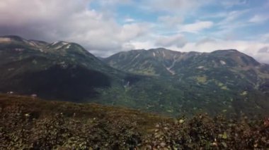 Yaz trip Viluchinsky üzerinden geçmek stok görüntüleri video