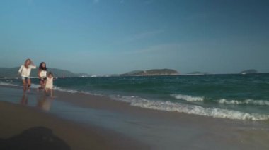 Beach, Güney Çin Denizi boyunca, Yalong Bay yavaş hareket hisse senedi görüntüleri video çalışan iki kızı ile mutlu anne