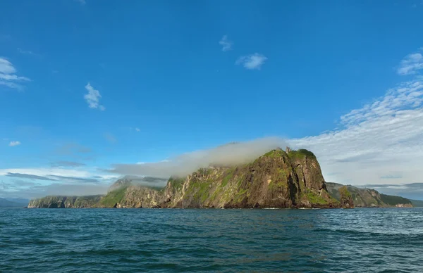 Rocce nella baia di Avacha dell'Oceano Pacifico. Costa di Kamchatka . — Foto Stock