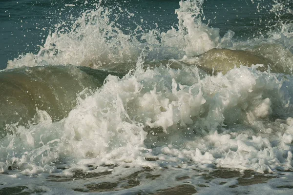 Schöne Wellen des südchinesischen Meeres am dadonghai Strand. Stockbild