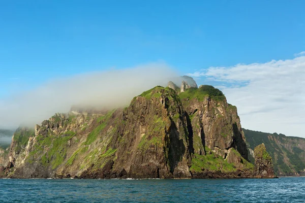 Rocas en la bahía de Avacha del Océano Pacífico. Costa de Kamchatka . — Foto de Stock