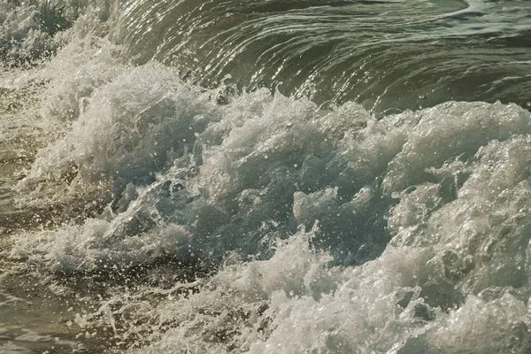 Belles vagues de la mer de Chine méridionale sur la plage de Dadonghai . — Photo