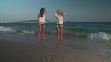 İki güzel kız Güney Çin Denizi, Yalong Bay yavaş hareket hisse senedi görüntüleri video dalgalardan kaçış