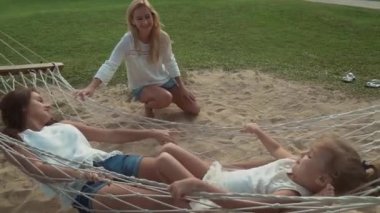 Mutlu anne kızları hamak yavaş hareket hisse senedi görüntüleri video sallıyor