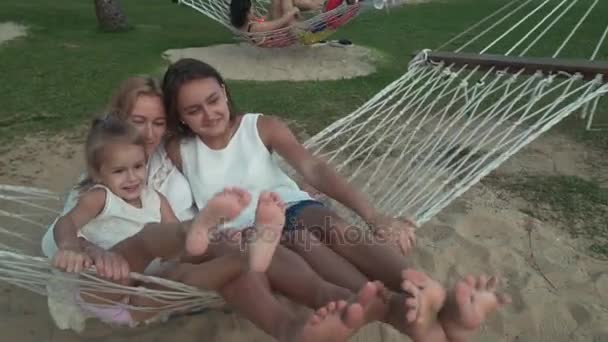 La familia feliz monta emocionalmente en el vídeo de la filmación del material de la hamaca — Vídeos de Stock