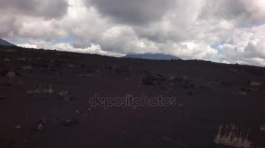 Eski lav alanlar eteklerinde volkanlar Tolbachik stok görüntüleri video