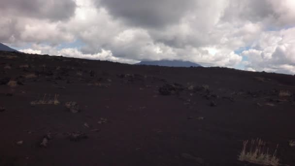 Velhos campos de lava em encostas de vulcões Tolbachik imagens de vídeo — Vídeo de Stock