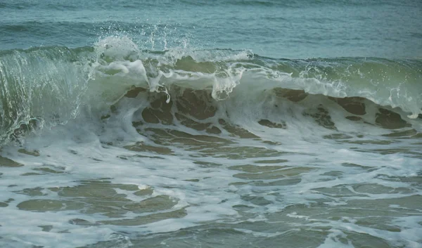 Beautiful waves of South China Sea on Dadonghai beach. — Stock Photo, Image